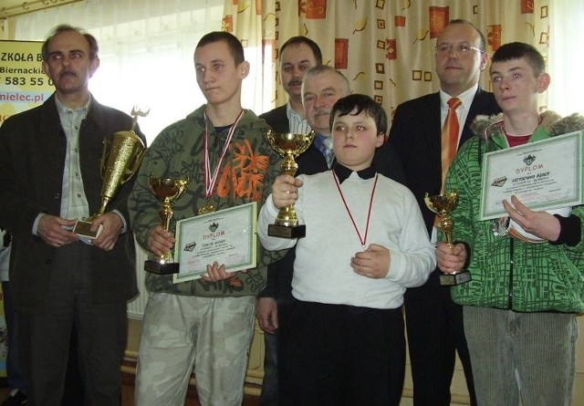 Zwycięzcy rywalizacji indywidualnej - z przodu od lewej Dawid Midura, Dawid Cichoń i Krzysztof Nędza, na pamiątkowym zdjęciu ze sponsorami turnieju.