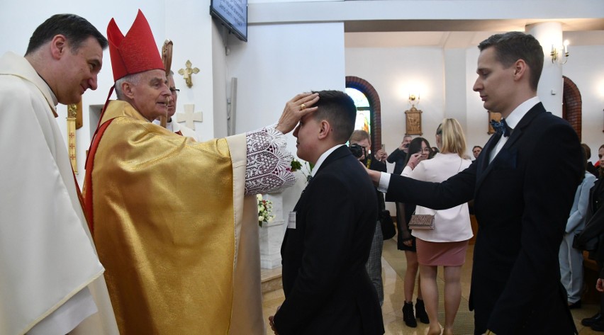 Sakramentu bierzmowania udzielił ksiądz biskup Marian...