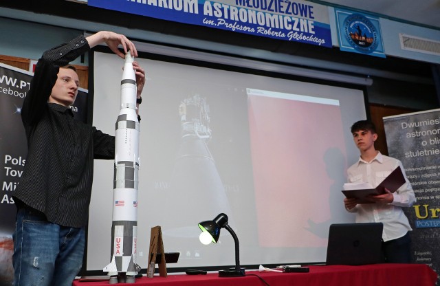 Grudziądzanie Jan Sobiecki i Wiktor Błażejewicz wygłosili referat "Saturn V - kosmiczny zdobywca" poparty prezentacją modelu rakiety, który wykonali samodzielnie