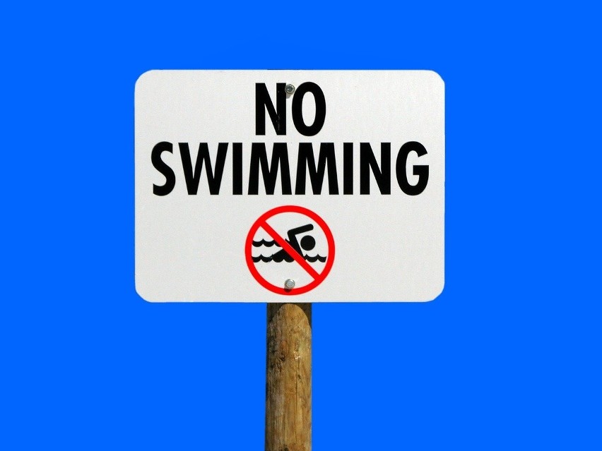 Nie wolno pływać w zakazanych miejscach...