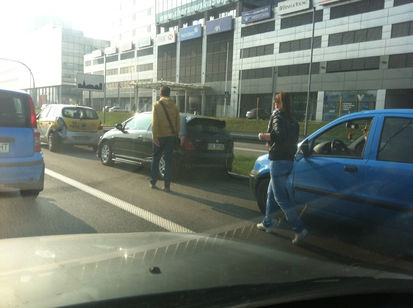 Korek na DTŚ w Katowicach. Zderzenie 5 samochodów [ZDJĘCIA]