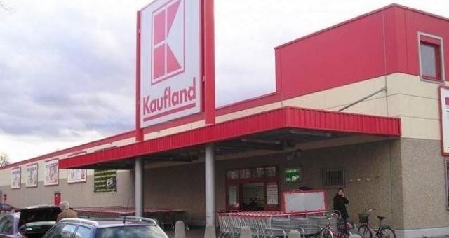Klienci hipermarketu Kaufland narzekają na brud i kurz, który powstaje w sklepie podczas trwającego tam remontu.