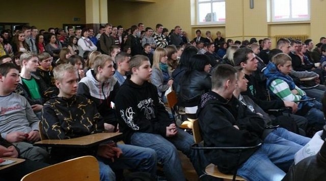W szkolnej auli zgromadziło się ponad 300 gimnazjalistów.