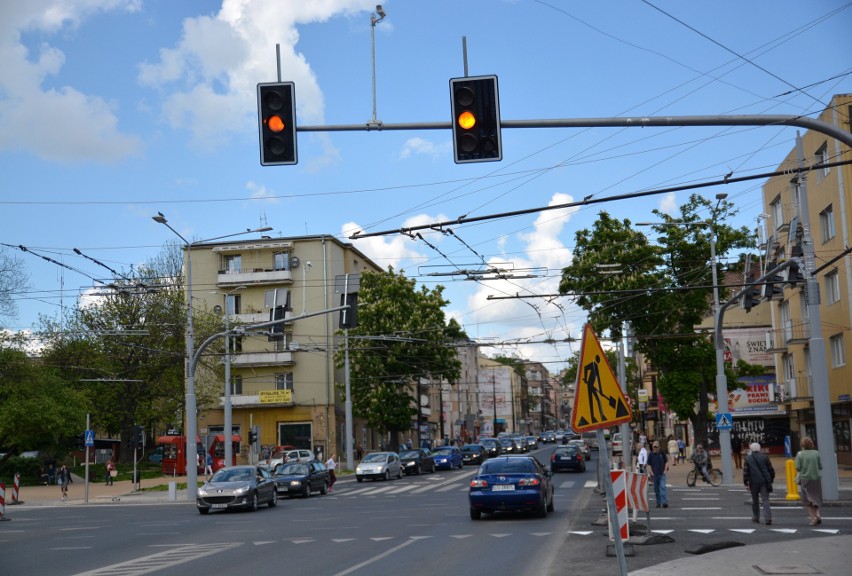 Ul. Narutowicza. Nowe światła i zrobił się mega korek. Trzeba było je wyłączyć