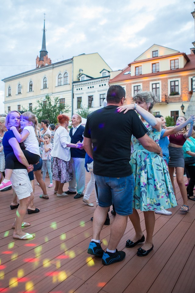 Letnia potańcówka na tarnowskim Rynku