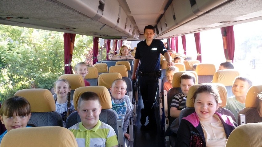 Dzieci z Dębołęki pojechały do Krakowa na wycieczkę - by wyprawa była bezpieczna, policja sprawdziła autokar