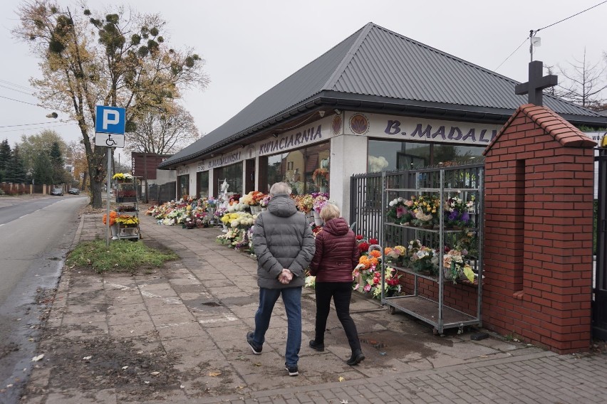 Puste autobusy i chaos po zamknięciu cmentarzy ZDJĘCIA