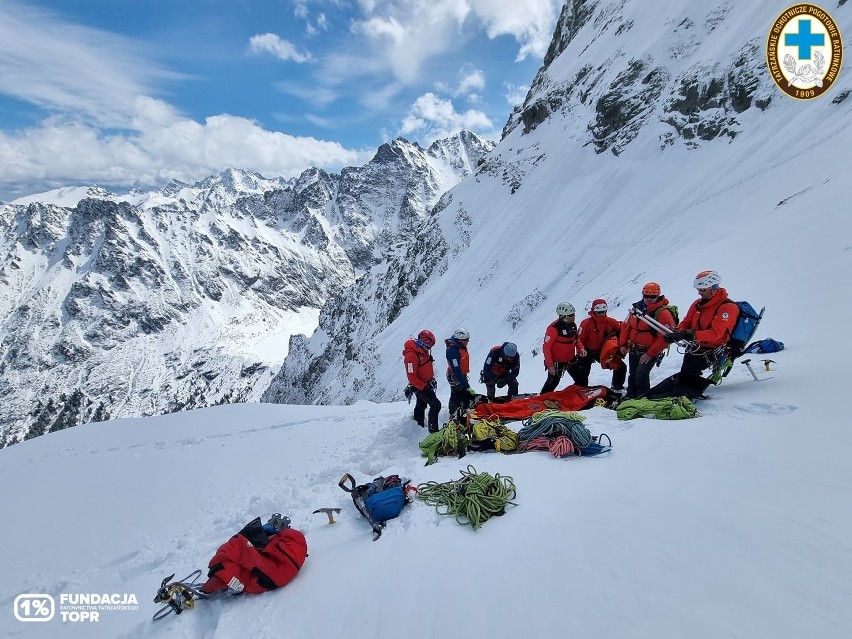 Tatry. Tak ćwiczą ratownicy TOPR - na szczytach, w zimowych warunkach i ze śmigłowcem 