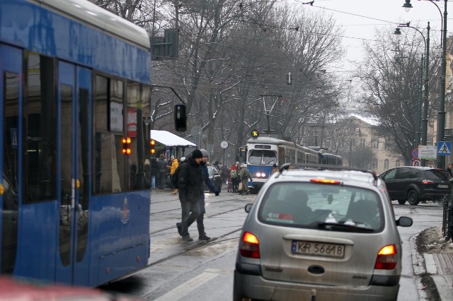 Na Basztowej przez brak prądu często stoją tramwaje 
