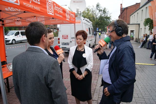 Burmistrz Teresa Substyk w kleszczach mikrofonów radiowej "Jedynki&#8221;. Relacje z Solca Kujawskiego szły w eter na żywo.