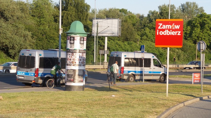 Kraków. Alarm bombowy w Tesco na Kapelance [ZDJĘCIA, WIDEO]