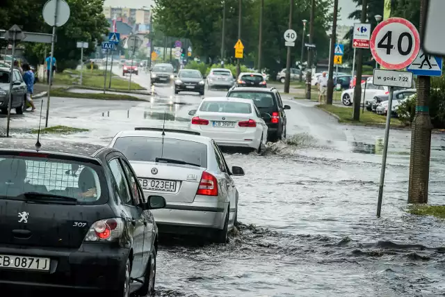 Wczoraj przez Bydgoszcz przeszła potężna ulewa, która wyrządziła nieco szkód. Jak dowiedzieliśmy się w Komendzie Miejskiej Straży Pożarnej, nie było to nic poważnego. Strażacy otrzymali kilkadziesiąt zgłoszeń, ale nie wszystkie wymagały interwencji.