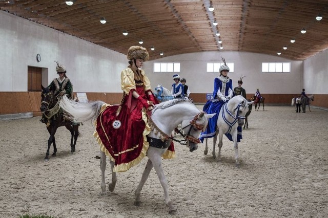 W kilku konkurencjach wystrojeni byli nie tylko jeźdźcy, ale też konie. Z numerem 37 Aneta Powroźnik z Klubu Jeździeckiego w Michałowie.