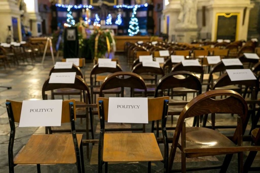 Pogrzeb biskupa Tadeusza Pieronka. Tłumy zgromadziły się w kościele Piotra i Pawła [ZDJĘCIA]