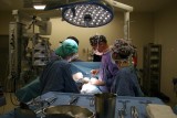 Białostoccy chirurdzy usunęli nowotwór kobiecie w ciąży. Operacja się udała, ale młodą mamę czeka jeszcze leczenie