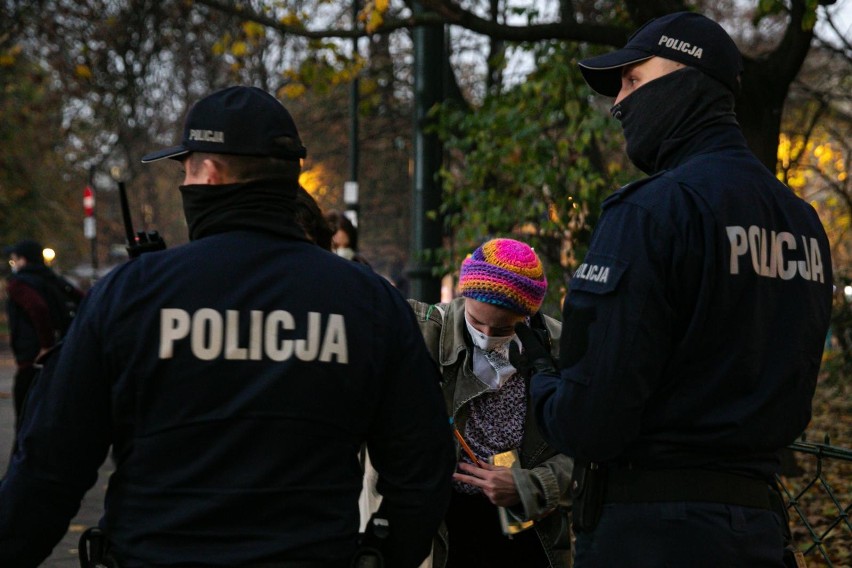 Krakowscy policjanci w sprawie protestów Strajku Kobiet: "Jest pandemia, pobłażanie się skończyło"
