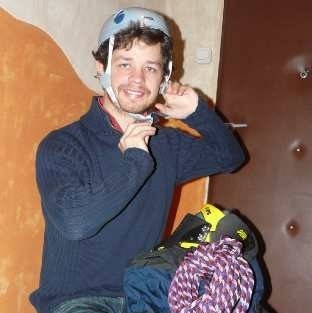 Maciej Knutelski ma 27 lat. Mieszka w Międzyrzeczu, pasjonuje się wędkarstwem, podróżami i wspinaczką wysokogórską.