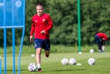 Cztery mecze na ławce rezerwowych Wisły Kraków 16-letniego Kacpra Dudy, który czeka na debiut w ekstraklasie