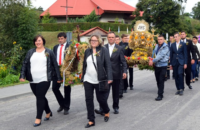 W Świeciu nad Osą po mszy świętej hucznie świętowano zakończenie żniw . Dożynkowi starostowie to: Bożena Bielik z Kitnówka i Ryszard Tyszko z Mędrzyc.