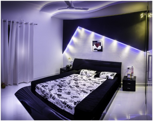 Swiatło w sypialni nie tylko tworzy określony klimat. Może jednocześnie stanowić dekorację ściany.