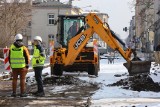 Ruszyły prace na kolejnym odcinku ulicy Przybyszewskiego. Zrywają nawierzchnię i szyny. ZDJĘCIA