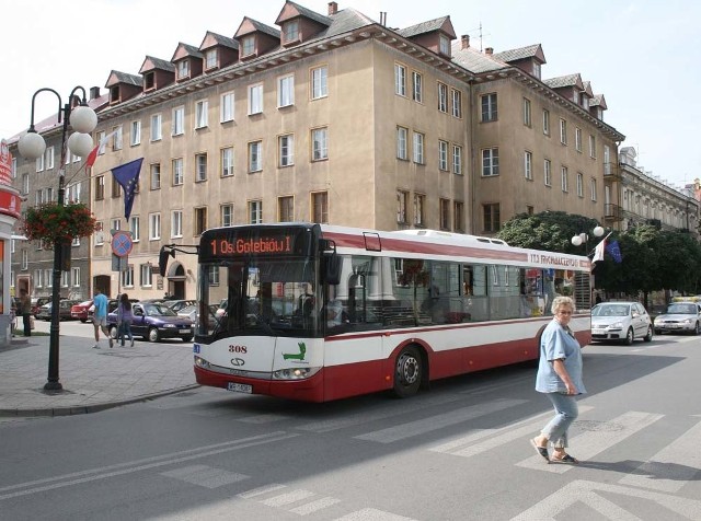 "Jedynka&#8221; i "piętnastka&#8221; kursują przez Piłsudskiego objazdem. Nie mają jednak w tej okolicy przystanku.