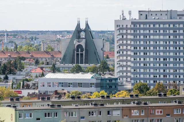 Osiedle Nowych Kosmonautów, które wyrosło na Winogradach, ma podobno wyjątkową lokalizację. Deweloper zapewnia bowiem, że powstało ono na samym południu os. Kosmonautów i dzięki temu rozciąga się z niego piękny widok. Postanowiliśmy to sprawdzić. Zobaczcie, co można zobaczyć z 13. piętra wieżowca przy ul. Serbskiej 15.Kolejne zdjęcie -->