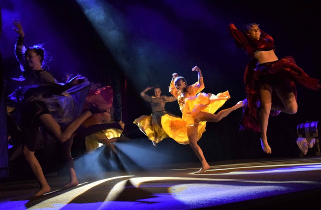 W Teatrze Miejskim w Inowrocławiu obejrzeć można było premierowy spektakl akrobatyczno-taneczny "Kopciuszek"
