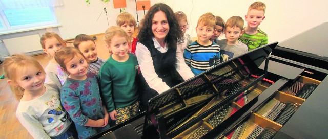 Na zdjęciu klasa 1a i nauczycielka Agnieszka Jędrzejewska-Stachura ze szkoły muzycznej