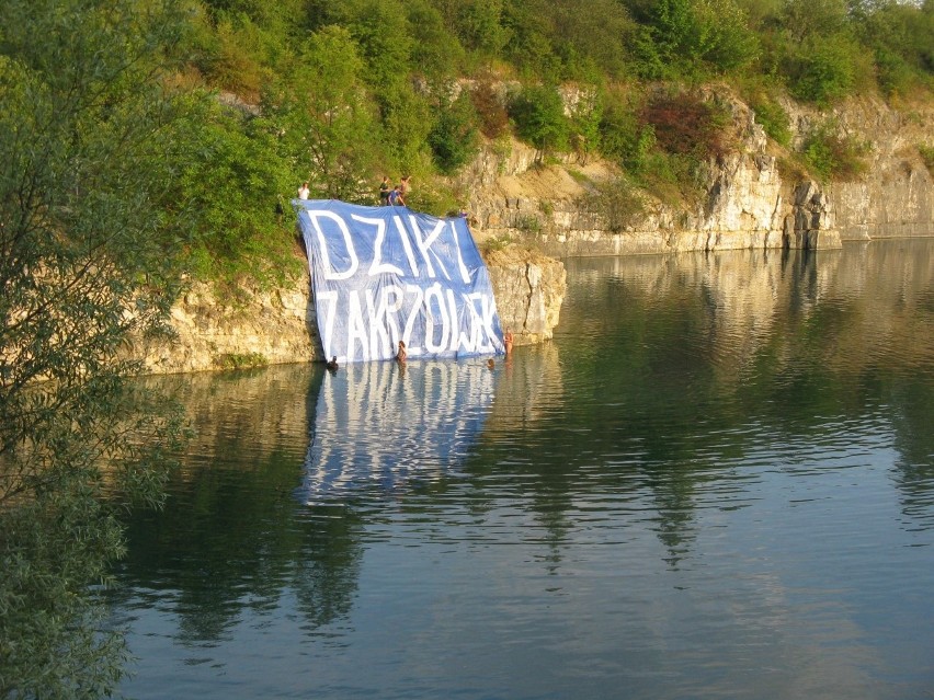 Kraków. Wielki baner na skałach nad wodą na Zakrzówku! Akt nieposłuszeństwa obywatelskiego