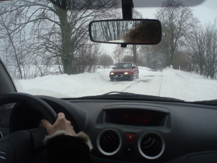 Zima jest często sprawdzianem umiejętności dla kierowców....
