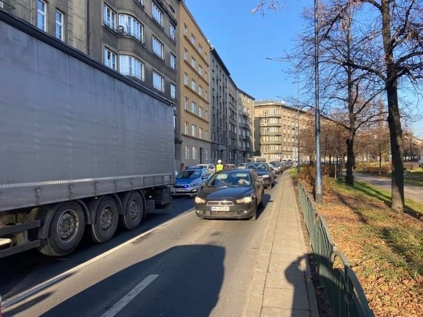Wielka ciężarówka zablokowała Aleje Trzech Wieszczów w Krakowie. Ogromne korki!