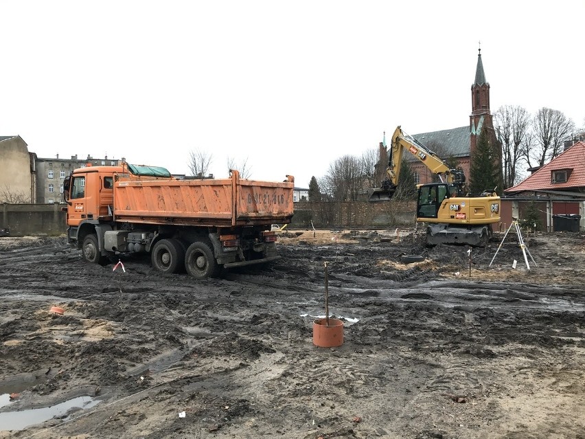 Prace budowalne na podwórku między ul. Partyzantów a Armii...