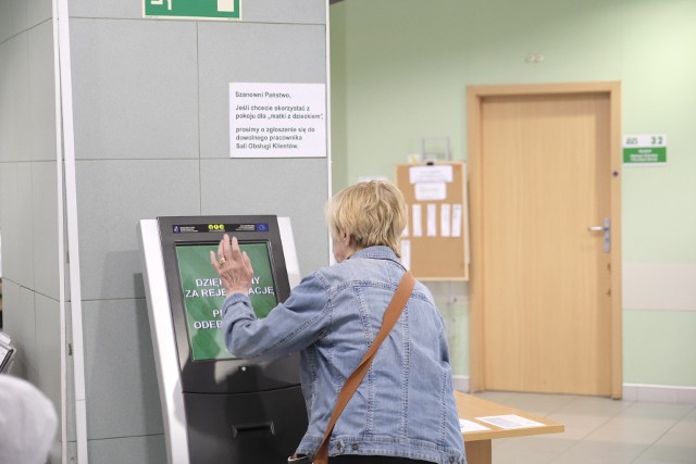 Odkładanie do ZUS i OFE pieniędzy trwa kilkadziesiąt lat. W założeniu to właśnie te stanowią o naszej przyszłej emeryturze. Nieraz jednak zdarza się, że przedwczesna śmierć ubezpieczonego uniemożliwia skorzystanie z tych środków. Pieniądze jednak nie przepadają! Mogą z nich skorzystać spadkobiercy. ZUS jednak się o tym nie przypomni... Trzeba zrobić to samodzielnie! Jak? Wyjaśniamy! >>>>