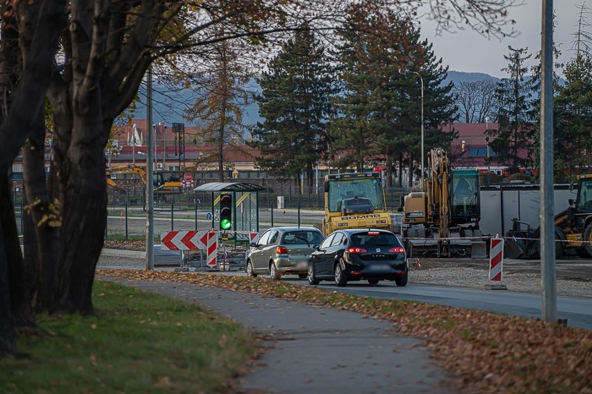 Nowy Sącz. Trwa remont ul. Wyspiańskiego. Ruchem sterują światła [ZDJĘCIA]