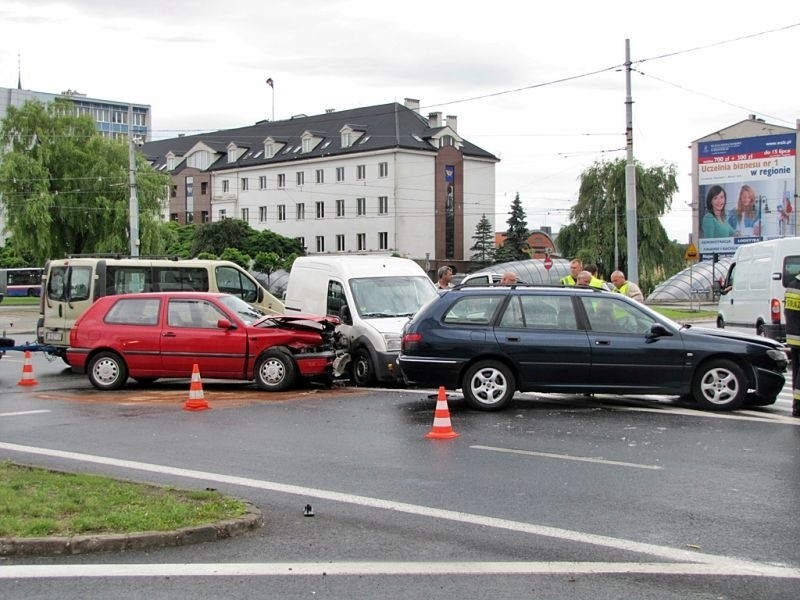 Trzy auta zderzyły się na rondzie Jagiellonów w Bydgoszczy