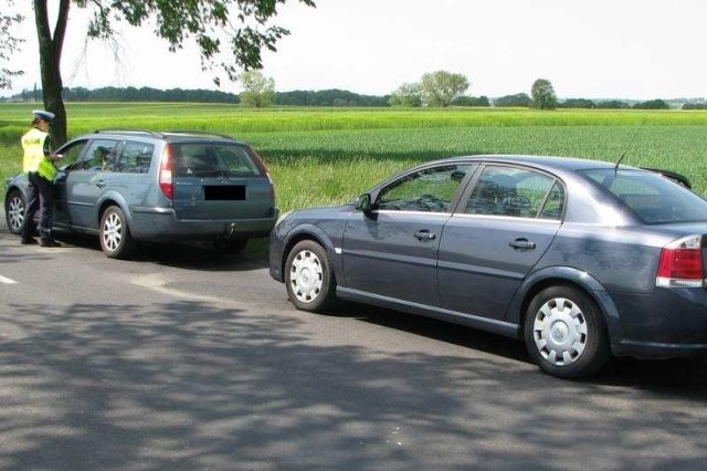 Mężczyźni oprócz tego, że stracili uprawnienia, zostali ukarani mandatami w wysokości 500 zł i 10 punktami karnymi.