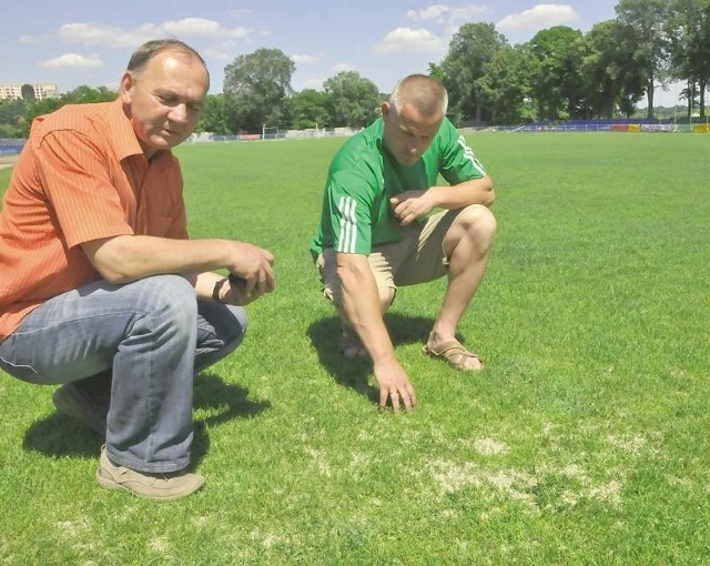 - Z trawą na boisku daliśmy sobie już radę - mówią Mirosław Kamiński i Tadeusz Przezdzięk