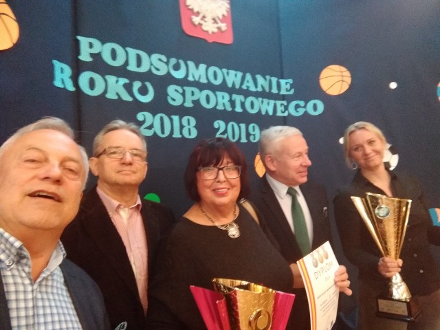 Prezes ŁSZS Sylwester Pawłowski, nauczyciel ZSO 1 Tadeusz Szydłowski, dyrektor ZSO 1 Aleksandra Bonisławska, dyrektor wydziału sportu Marek Kondraciuk, nauczyciel ZSO 1 Anna Chodera