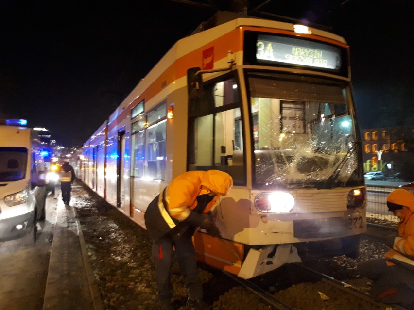 Zderzenie tramwajów w centrum Łodzi! Ruch wstrzymany! Są ranni. ZDJĘCIA 30.01.2021