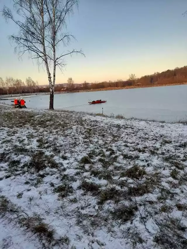 Na zalewie w Łapanowie łabędź przymarzł do lodu, z pomocą przyszli mu strażacy, 26.12.2021