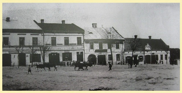 Widok północnej strony Rynku z widocznym w centrum budynkiem apteki. Zdjęcie wykonane około 1910 r., w czasie gdy właścicielami budynku apteki byli Maria i Józef Gałęzowscy