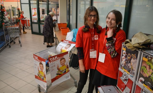 Zbiórkę prowadzą wolontariusze, w kieleckim sklepie Gama Natalia Wysocka (z lewej) i Krysia Arrowsmith.