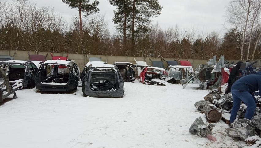 Na posesji w okolicach Wyszkowa policja znalazła części samochodów skradzionych przed kilkoma laty. Trzy osoby zostały zatrzymane