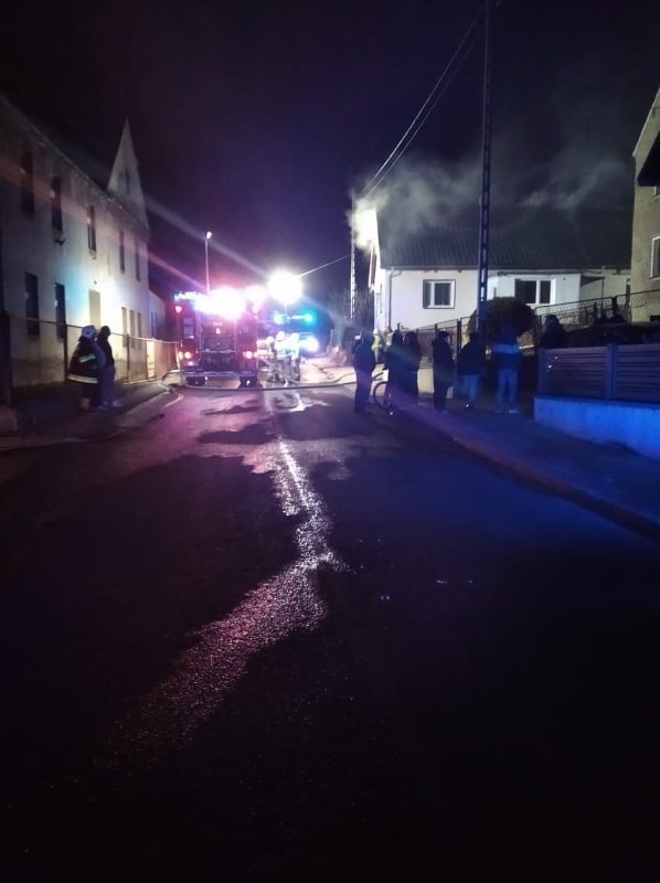 Nocny pożar domu w Węży koło Korfantowa. Jedna osoba wymagała reanimacji