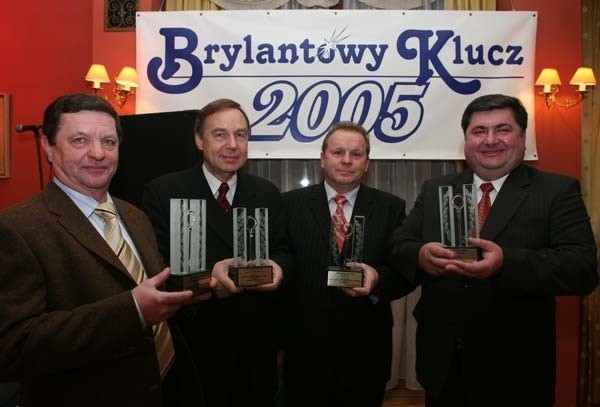 Laureaci konkursu o Brylantowy Klucz 2005: od lewej - Tadeusz Szczepański, właściciel POLBUDU z Miłocina, Krzysztof Biskupski, prezes RGK sp. z o.o. Oddział MZBM Rzeszów, Stanisław Andrysiewicz, właściciel AND-BUDU z Tarnobrzega i Wiesław Kowalski, dyrektor KLIMAWENTEXU z Rzeszowa.