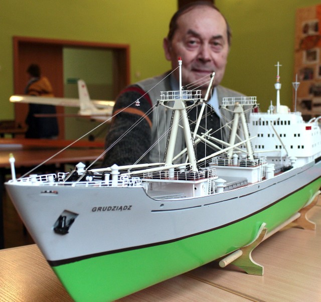 Grudziądzanin Jan Golombek i jeden z jego pięknych modeli statków - M/S Grudziądz
