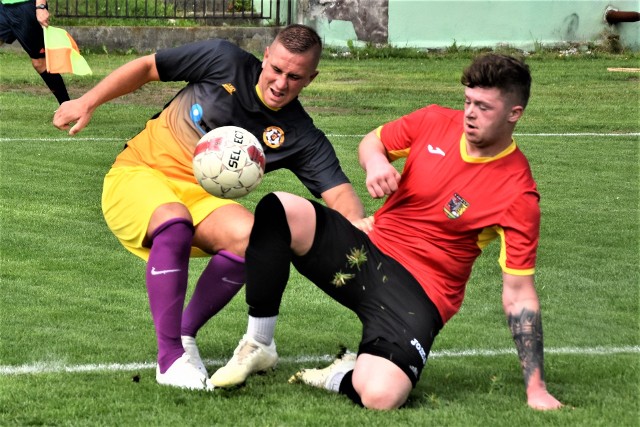 W premierze jesieni oświęcimskiej okręgówki MKS Libiąż przegrał na własnym boisku z Garbarzem Zembrzyce 0:3. Na zdjęciu: Damian Kowalczyk (z lewej, autor gola dla Garbarza) w starciu z Bartłomiejem Szyjką.