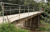 Mieszkańcy Mchawy wybudowali sobie sami most, a teraz mają problem, bo przeprawę trzeba przebudować [WIDEO]