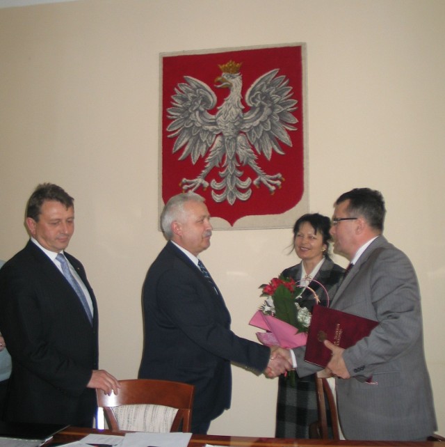 Zbigniew Rękas (drugi z lewej) odchodzi z pracy w samorządzie powiatu tarnobrzeskiego po 12 latach. Na czwartkowej sesji pożegnali go radni i zarząd Rady Powiatu Tarnobrzeskiego.